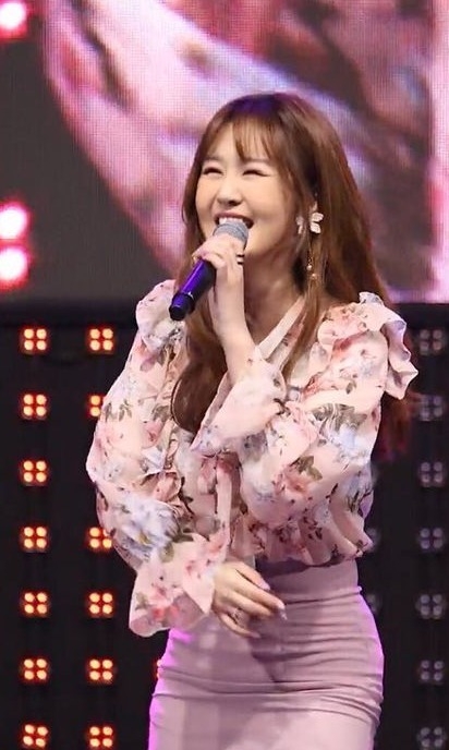 열창하는 윤수현 (윤수현 인스타그램)