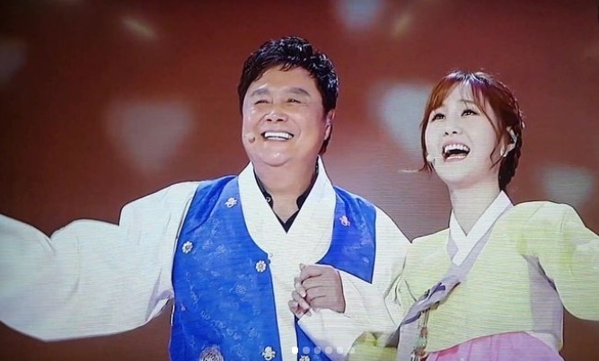 가수 남진과 함께 노래하는 윤수현 (윤수현 인스타그램에서)