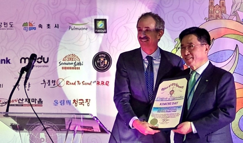 한국농수산식품유통공사 김춘진 사장(오른쪽)과<br>
마이크 퓨어(Mike Feuer) LA시 법무부장관<br>
