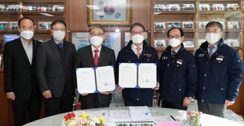 영동군은 23일 (사)한국광물협회와 일라이트 연구활성화를 위한 업무협약을 체결했다.<br>
박세복 영동군수(오른쪽에서 세번째)는 "이번 협약을 통해 일라이트 산업육성을 위한 토대가 마련될 것"이라고 말했다.
