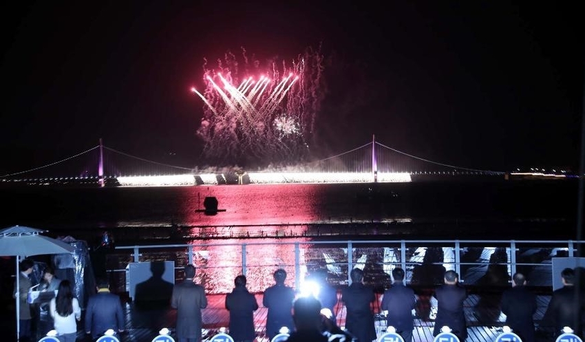 전장 600미터의 논산 탑정호 출렁다리가 30일 개통됐다. 축포를 날리는 내빈들.