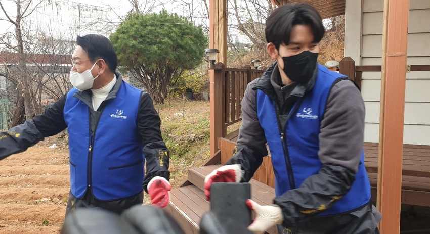 김 원과 박 원장이 연탄을 이어받으며 구슬땀을 흘리고 있다.