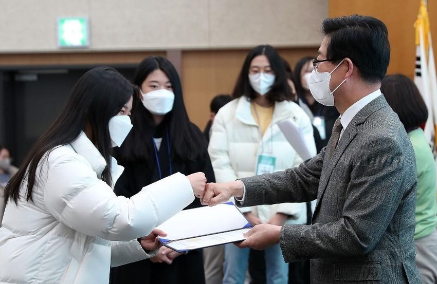 ."힘내자구요"..... 양승조 지사와 장학금수혜 청년이 주먹인사를 나누고 있다.