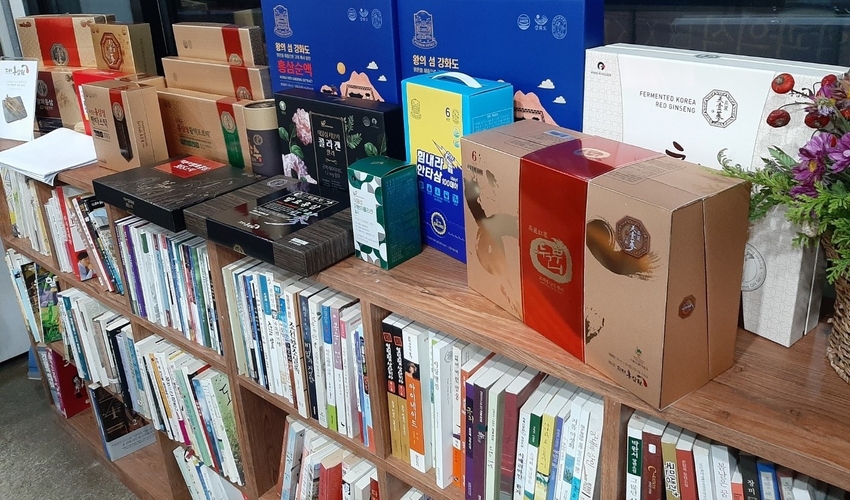카페 내에는 강화특산물인 고려홍삼원 홍삼제품도 진열돼 있다.