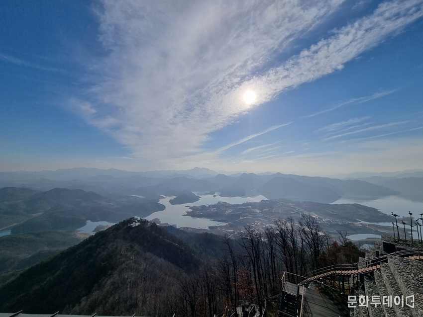 사진 가운데 먼 산위 조그마하게 보이는 봉우리가 월악산 정상이다.