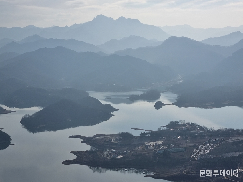 월악산 정상을 줌인했다.