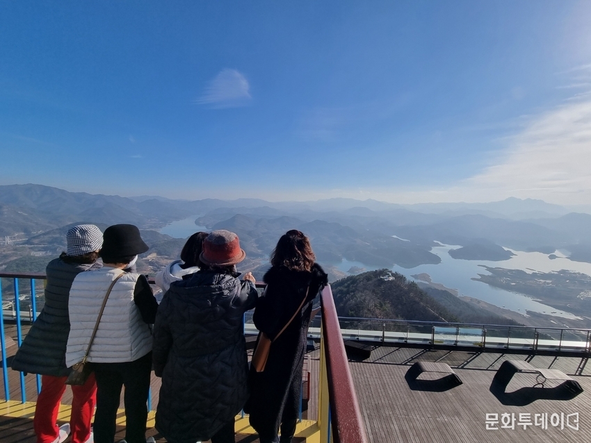 수산면 방향을 보며 감탄하는 관람객들.
