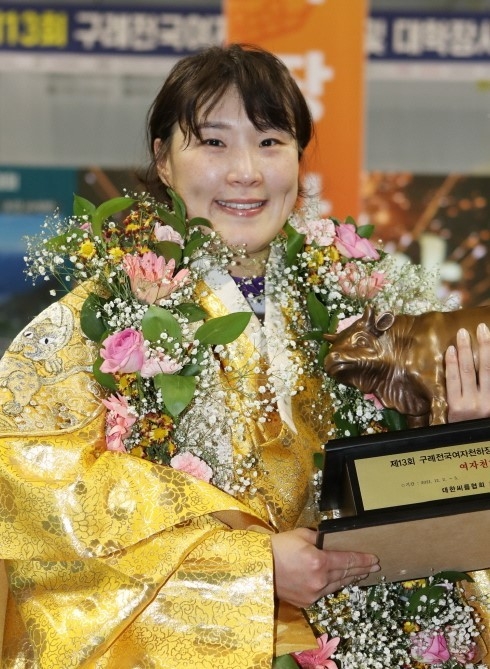 임수정 선수가 5일 여자씨름 천하장사에 올랐다.