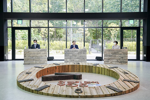 지난 10월 18일 서울 용산구 노들섬 다목적홀에서 2050 탄소중립위원회 제2차 전체회의가 열리고 있다.<br>
왼쪽부터 김부겸 국무총리 겸 탄중위 위원장, 문재인 대통령, 윤순진 위원장.(사진=청와대)