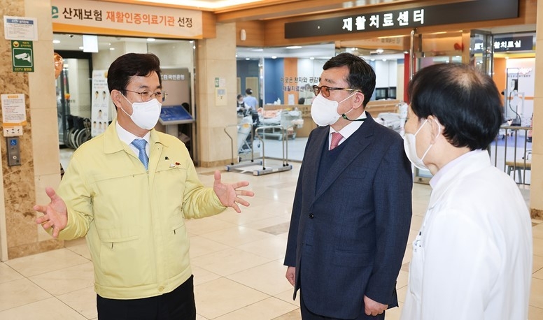허 시장(왼쪽)이 15일 대전 웰시티 요양병원을 찾아 병원관계자들과 방역에 관한해 의견을 나누고 있다.