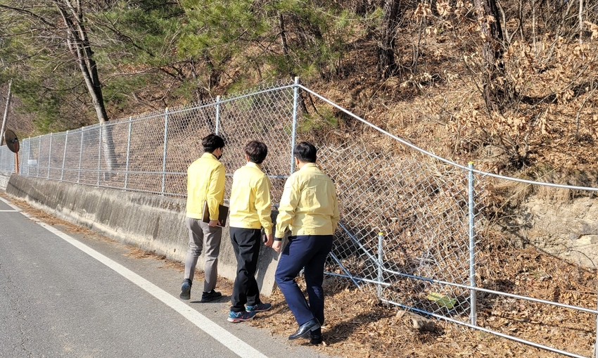 충북도 가축질병 방역 관계자들이 방역울타리를 점검하고 있다.