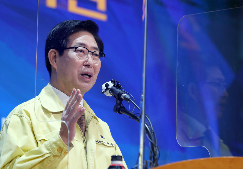 양승조 충남지사가 27일 도청에서 '2021 송년 기자회견'을 하고있다.