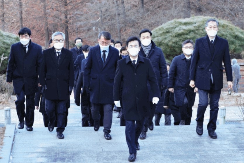 허태정 대전시장(맨 앞)과 시 관계자들이 4일 국립대전현충원을 찾아 한 해의 업무를 시작했다.