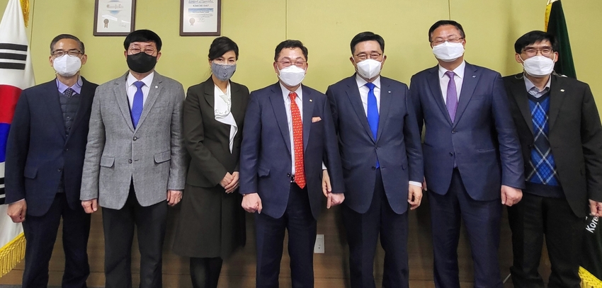 김춘진 한국농수산식품유통공사 사장(우측3번째)과 장영식 세계한인무역협회 회장(우측4번째), 노성희 세계한인무역협회 부회장(좌측3번째) 등이 6일 만나 농수산식품 수출신흥시장 개척을 위한 협력 방안을 논의했다.