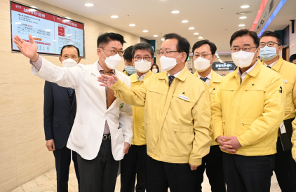 김부겸 국무총리가 6일 코로나19 거점전담병원인 광진구 혜민병원을 방문, 현장을 점검하고 있다.