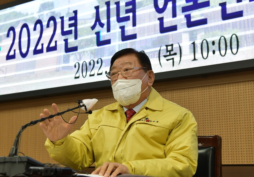 김석환 홍성군수가 13일 언론인 간담회에서 인사말을 하고 있다.