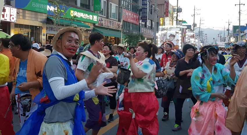 2019년 열린 음성품바축제 거리마당에서 참가자들이 즐겁게 품바춤을 추고있다 (음성군 제공)