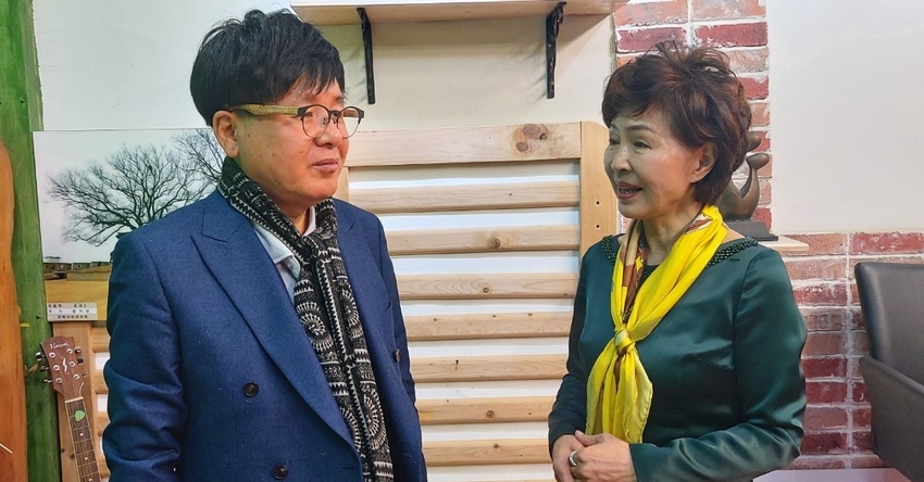 김영철 연주협회장이 본지 구재숙 기자와 인터뷰하며 전국6만 연주가들의 어려운 현실을 토로했다.하지만 김 회장은<br>
연주가들이 힘든 상황에서도 좋은 음악을 통해 국민들께 보답하겠다는 인사말도 잊지않았다.
