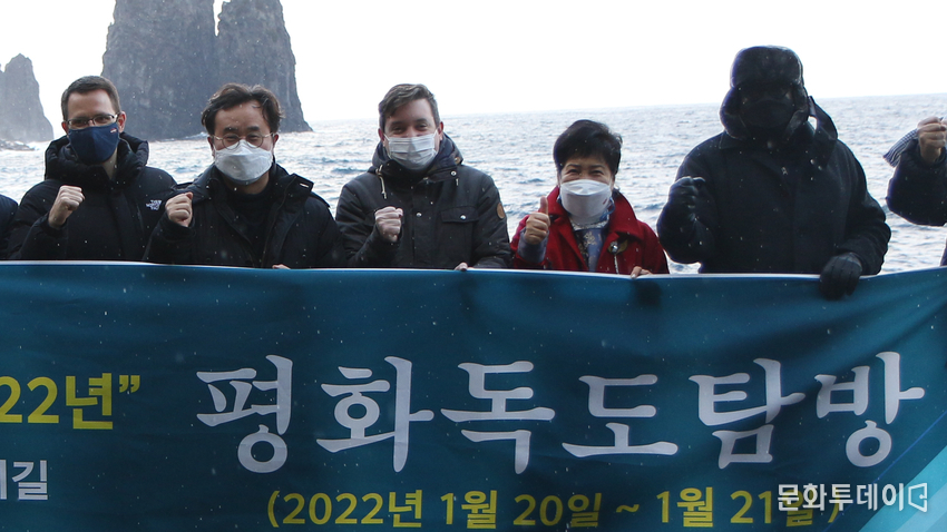 (오른쪽부터) H.E Wylbur Chisiya SIMUUSA 잠비아 대사 , 진향자 한복진흥회 이사장, 슬로바키아 정치참사관 대리대사, 김성훈 평화시민네트워크 상임고문, Mr. Pēteris Podvinskis 라트비아 대사대리
