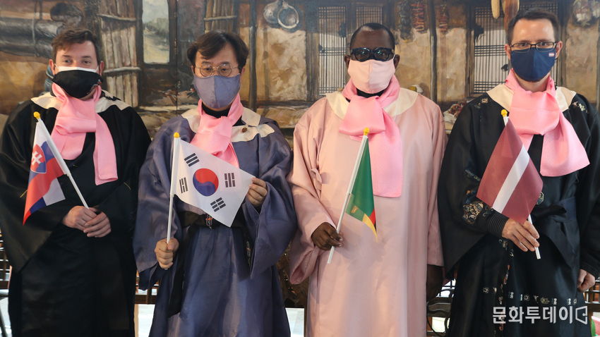 (오른쪽부터) Mr. Pēteris Podvinskis 라트비아 대사대리, H.E Wylbur Chisiya SIMUUSA 잠비아 대사 , 김성훈 평화시민네트워크 상임고문, Mr. Daniel Pavlik , 슬로바키아 정치참사관 대리대사,