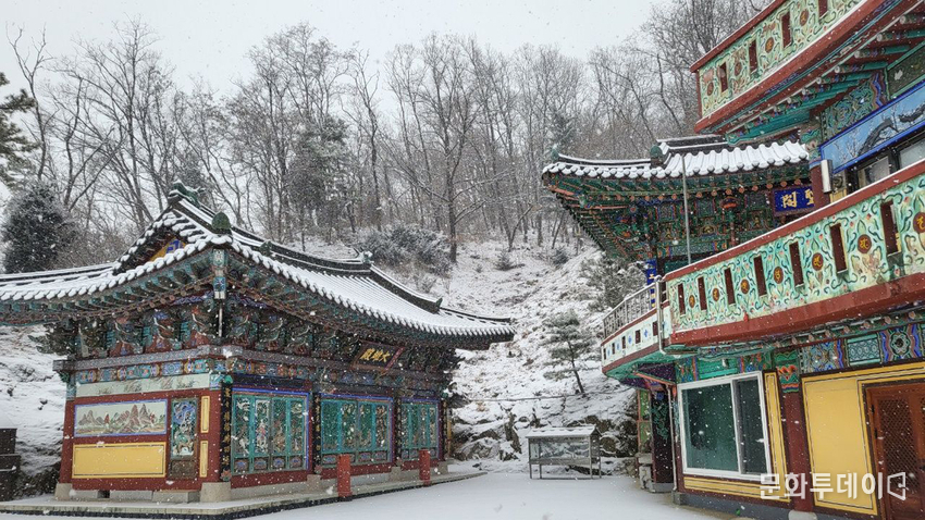신도들이 모래와 자갈 기와 등을 대로변에서 이곳까지 등짐으로 지고, 머리에 이고 운반하여 지어진 대웅전 건물이<br>
눈 속에서 아담하게자리 잡고 있다. 