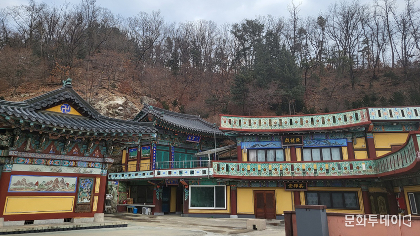 왼쪽부터 석왕사 대웅전, 삼성각, 무설전, 강원불교대학 강당, 종무소, 접견실 등이 있는 2층 건물 전경. 