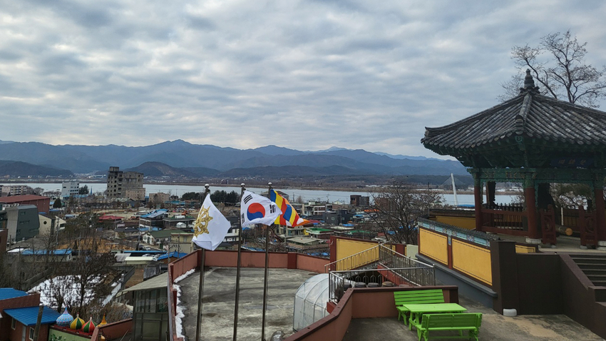석왕사는 봉의산을 뒤로 하고 의암호를 앞에 둔 전형적인 임산배수형의 지형에 맞춰 가람이 배치된 도량이다. 