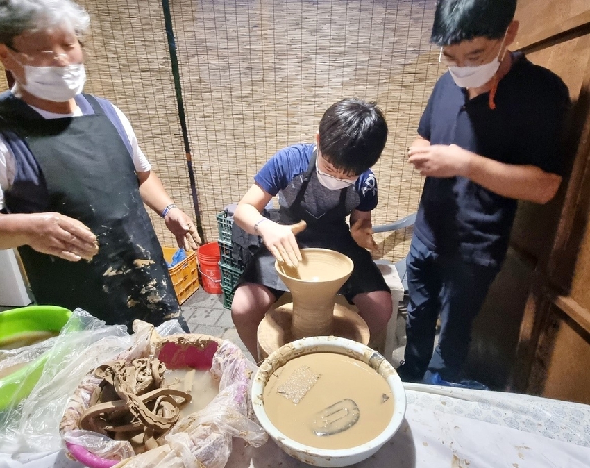 중원문화재단이 주외한 도자기 체험 (2021년 사진)
