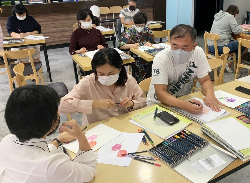 중원문화재단이 주최한 공예문화프로그램 보타니컬아트 컬러링북 만들기에 참가한 시민들(작년)