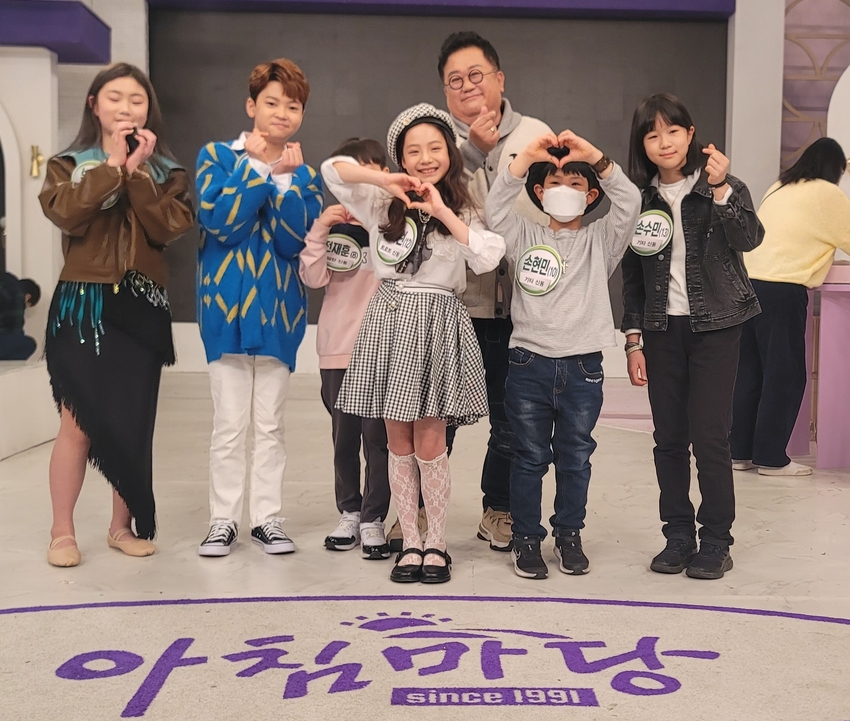 14일 KBS 아침마당 출연자들이 기념촬영을 하고 있다.