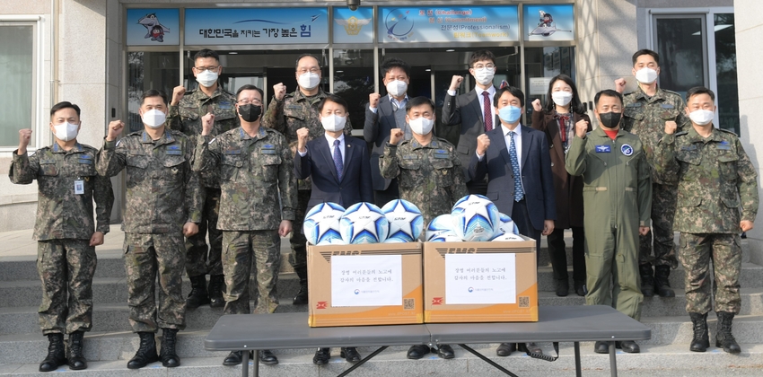 김강립 식약처장(앞줄 왼쪽)에서 네번째가 14일 공군제16전투비행단을 위문 방문, 위문금과 위문품을 전달하고 노고에 감사의 마음을 전했다.