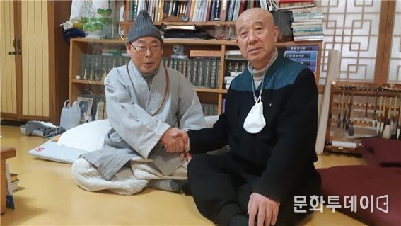 지난 2월 11일 보검스님(오른쪽))이 조계산 태고총림 선암사 선원장 상명선사와 만나서 대화를 나누고 있다.