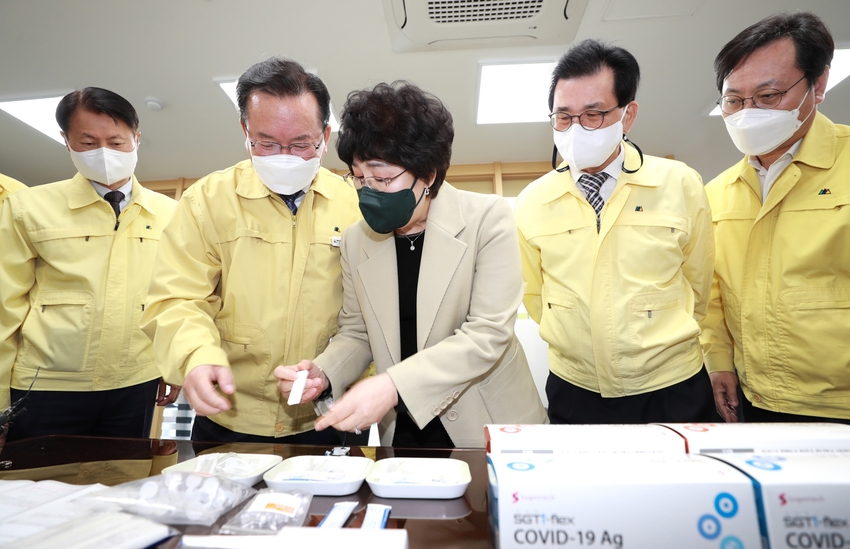 김부겸 국무총리(왼쪽에서 두번째)와 김강립 식약처장(왼쪽), 이시종 충북도지사(오른쪽에서 두번째)가 11일 오송에 위치한 코로나 자가검사키트 생산업체 '수잰택'을 방문, 관계자로부터 생산현황 전반을 듣고 있다.