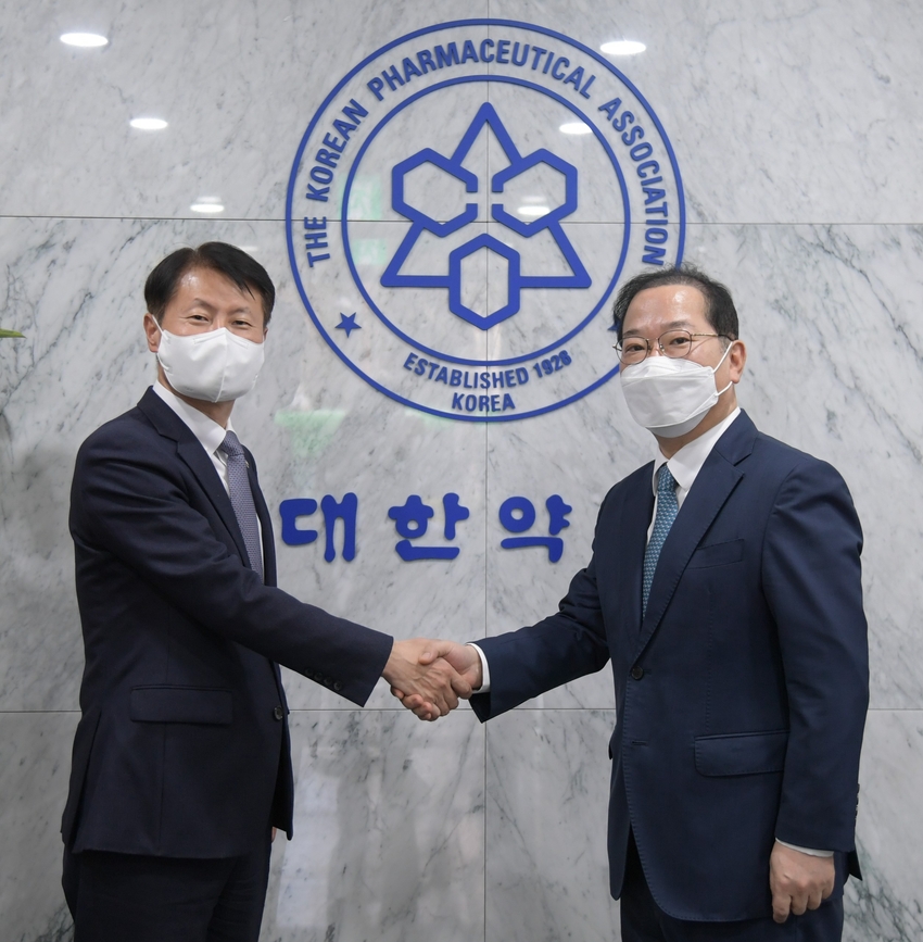 (왼쪽부터) 김강립 식약처장, 김대업 대한약사회장