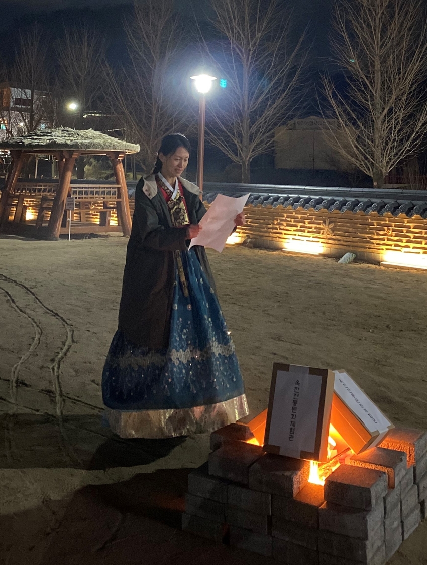 옥천 전통문화 체험관 직원이 관광객들이 작성한 소원지를 낭독하고 있다