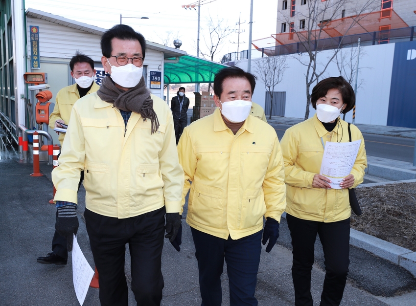이시종 충북지사(왼쪽)와 송기섭 진천군수(가운데)가 진천군의 한 가금농장에서 조류 인플루엔자(AI) 방역실태를 점검하고 있다.