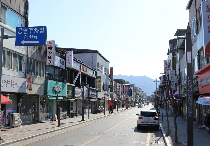 옥천군 옥천읍 중앙로가 거미줄같이 얽혀있던 전선(電線) 지중화 작업을 마치고 말끔하게 단장됐다.