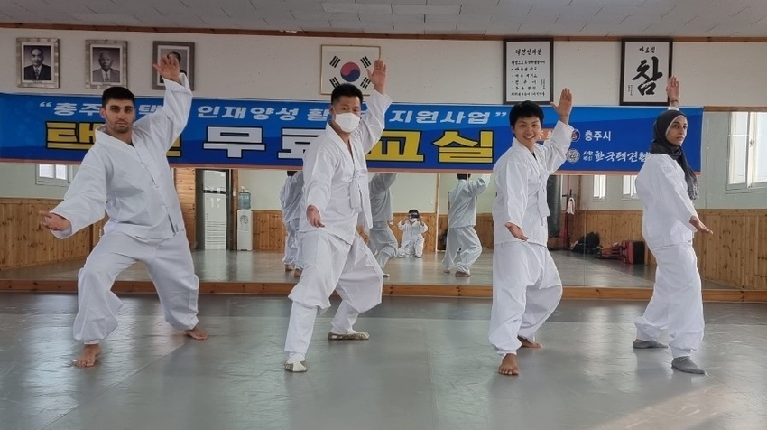 충주시 택견무료교실에서 수련생들이 자세를 선보이고 있다.