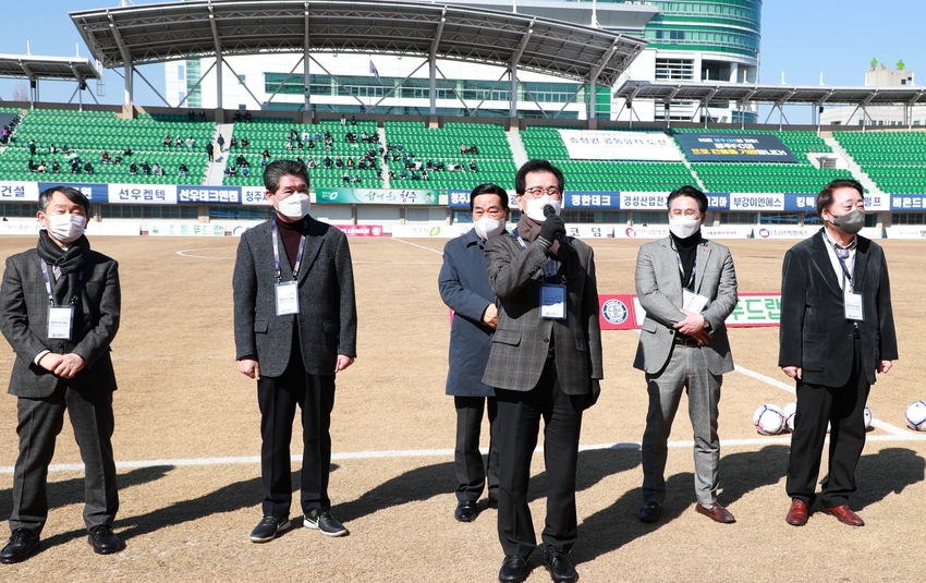 이시종 충북지사가 27일 청주FC의 홈개막적 경기에 앞서 축사하고 있다.