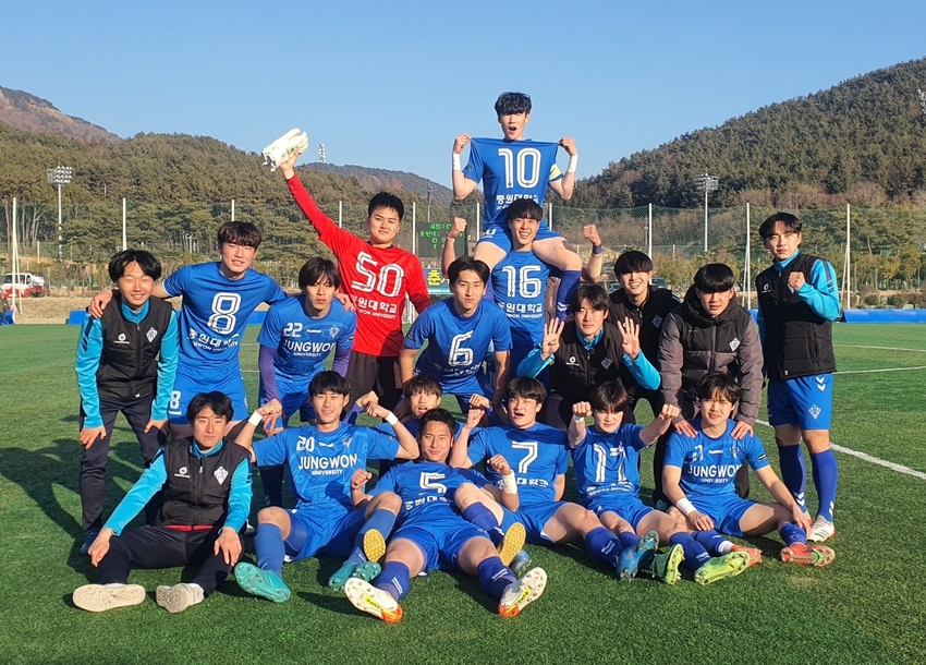 제58회 춘계대학축구연맹전에서 준우승을 차지한 중원대학교 축구부원들이 화이팅을외치고 있다.