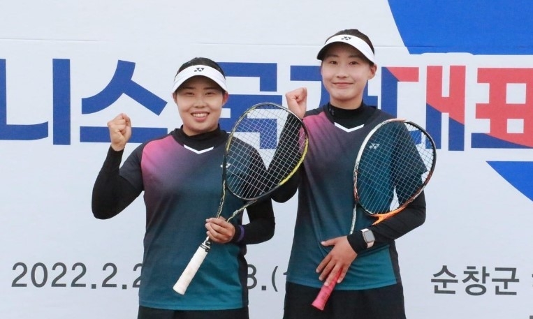 옥천군청 소프트테니스팀 고은지(오른쪽)‧ 이수진 선수가 개인복식 1위로 국가대표로 선발됐다.