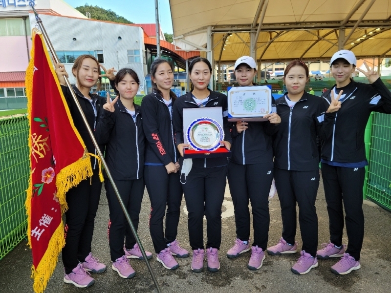 옥천군청 소프트테니스팀이 대한소프트테니스협회로부터 2021 최우수단체상을 수상했다.