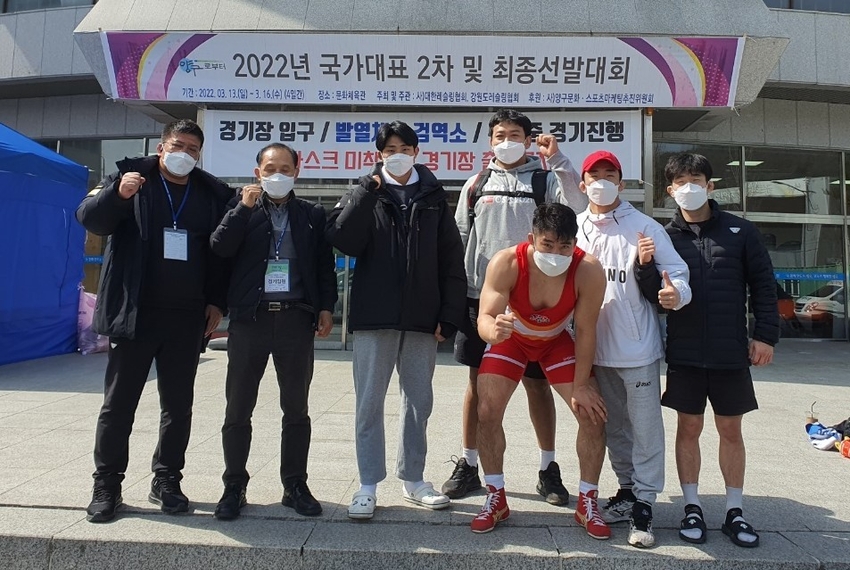 충남도청 레슬링팀이 ‘2022년 국가대표 2차 및 최종 선발대회’에서 총 4개의 메달을 따냈다. 정의현, 최인상 선수는 금메달을 따내 국가대표에 오르는 기쁨을 맛봤다.