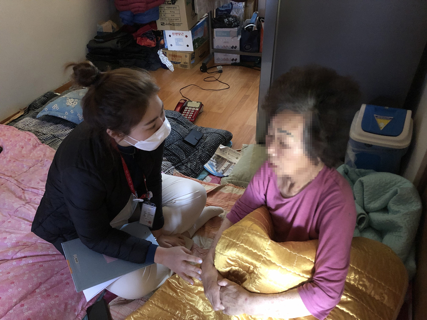 홍성군 '생명지킴이'가 한 독거노인을 찾아 이야기를 나누고 있다.