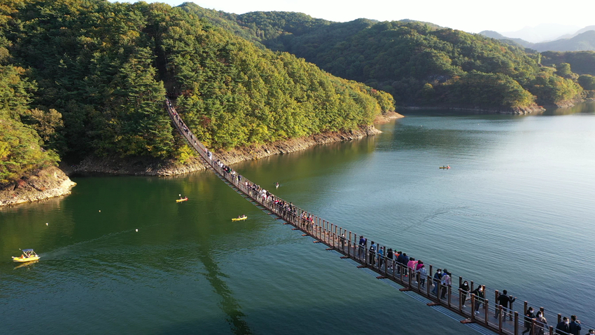 옥순봉 출렁다리 방문객이 지난해 10월 22일 개통 이후 164일만에 39만 2천여명이 다녀갔다. 제천시는 방문객 안전을 위해 매주 월요일과 명절에 휴장하기로 했다.