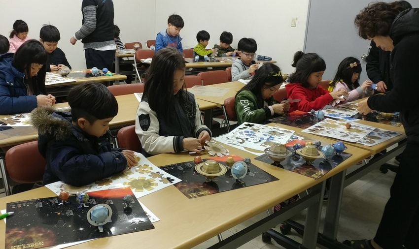 어린이들이 태양계모형공작 만들기에 열중하고 있다 (2019년 별누리 교실 사진)