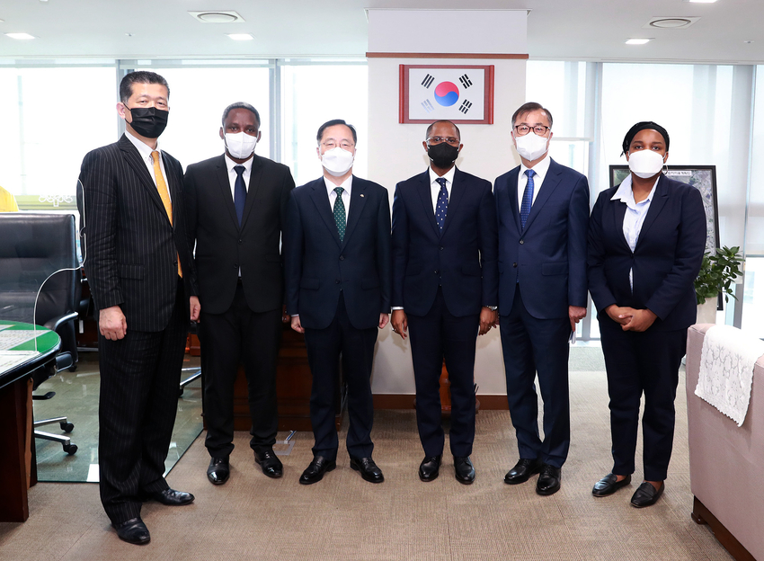 14일 충남도를 찾은 주한탄자니아 대사관 일행과 충남도 관계자들이 양 지역의 교류도모를 위해 면담한 후 기념사진을 찍고있다.
