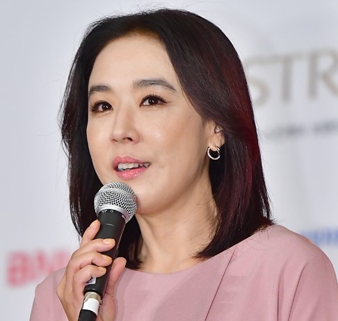 제21회 국제영화제에서 집행위원장으로서 인사말을 하고 있는 강수연씨 (블로그 캡처)