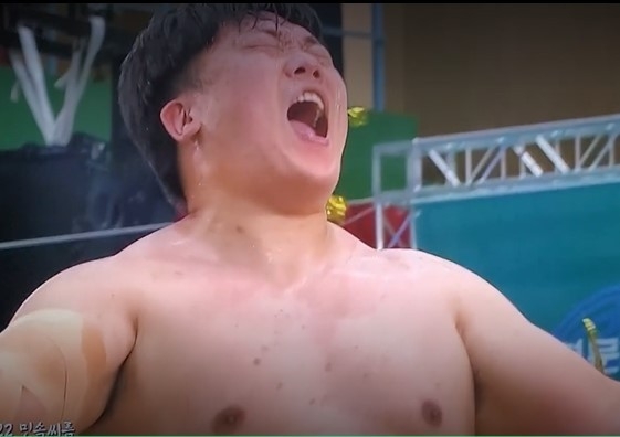 김진 장사가 우스을 확정 지은 후 포효하고 있다. (블로그 쏘랭이 화면 캡처)