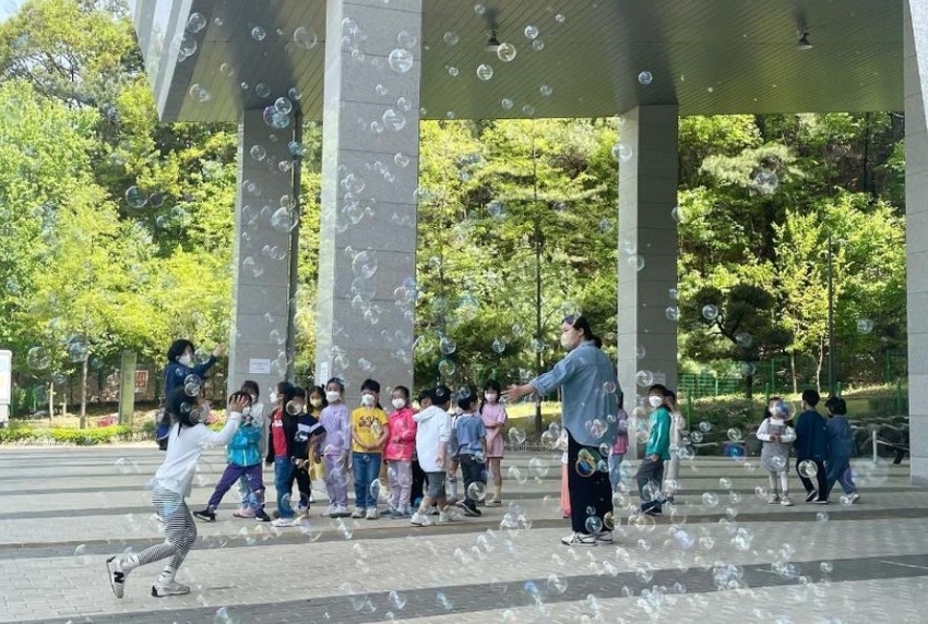충남안전체험관 앞 광장에서 비눗방울 체험을 하는 어린이들